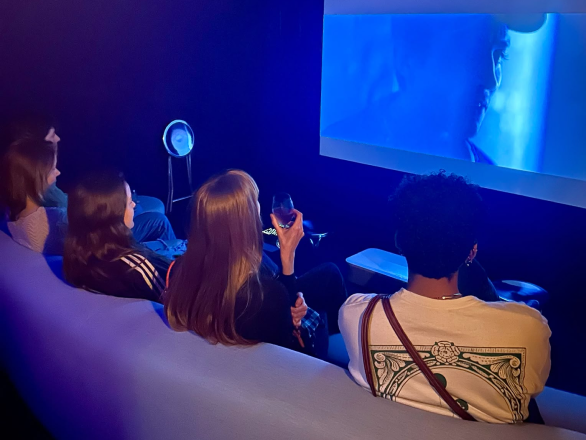 Public devant l'écran de projection — Out of the Blue