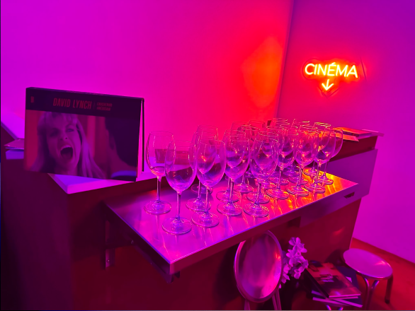 Néon CINÉMA et verres au bar — Out of the Blue