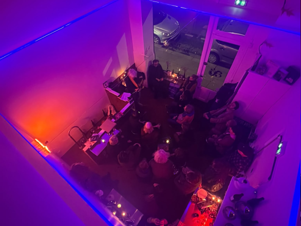 Soirée festival — vue plongeante sur le public